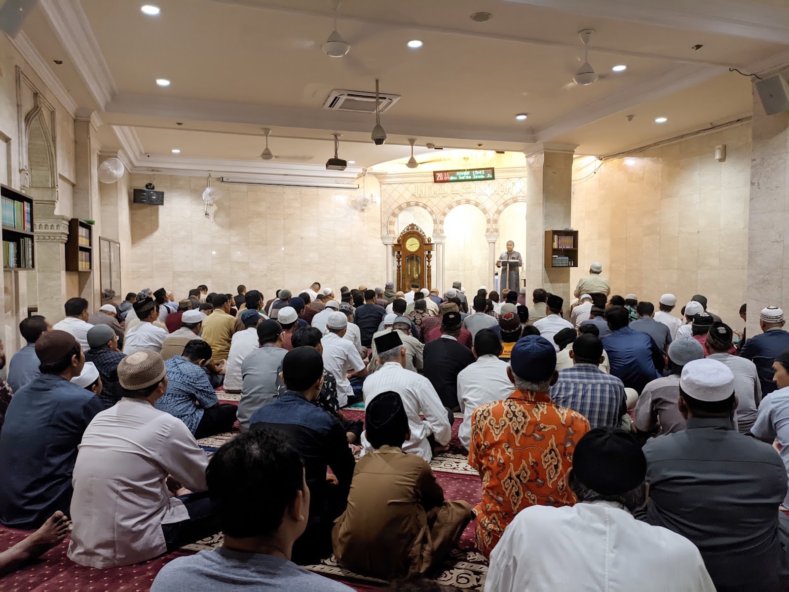 Masjid Al Furqon (Denpasar Barat) — Masjid in Jalan Gatsu Barat/Jalan Gunung Mas Ia No. 14 Padangsambian Kaja, Denpasar Barat, Bali